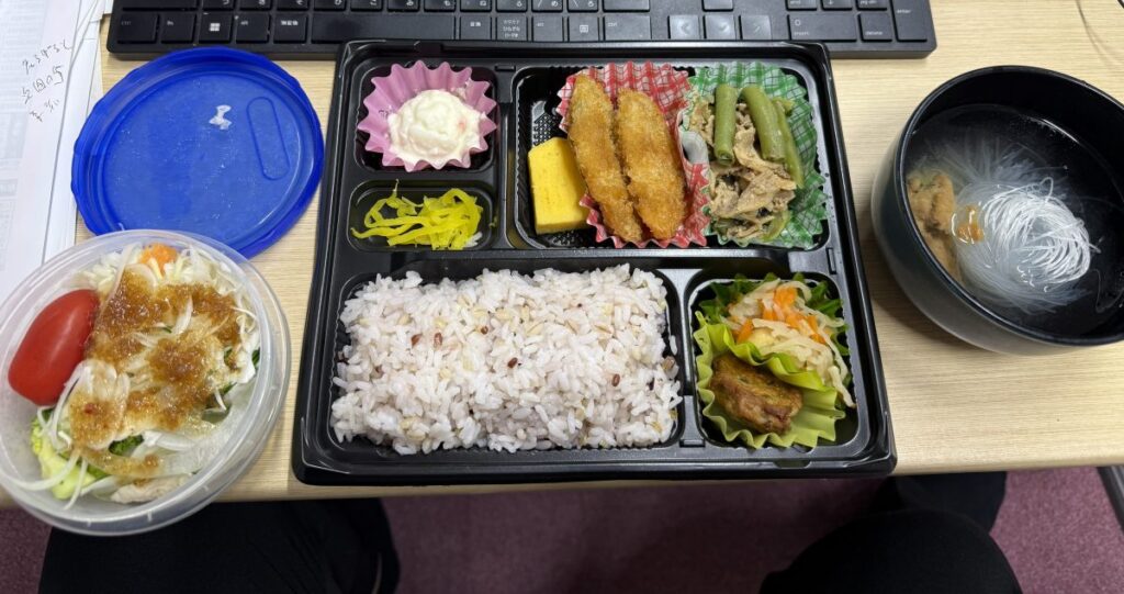 雑穀ごはんのお弁当とサラダと汁物