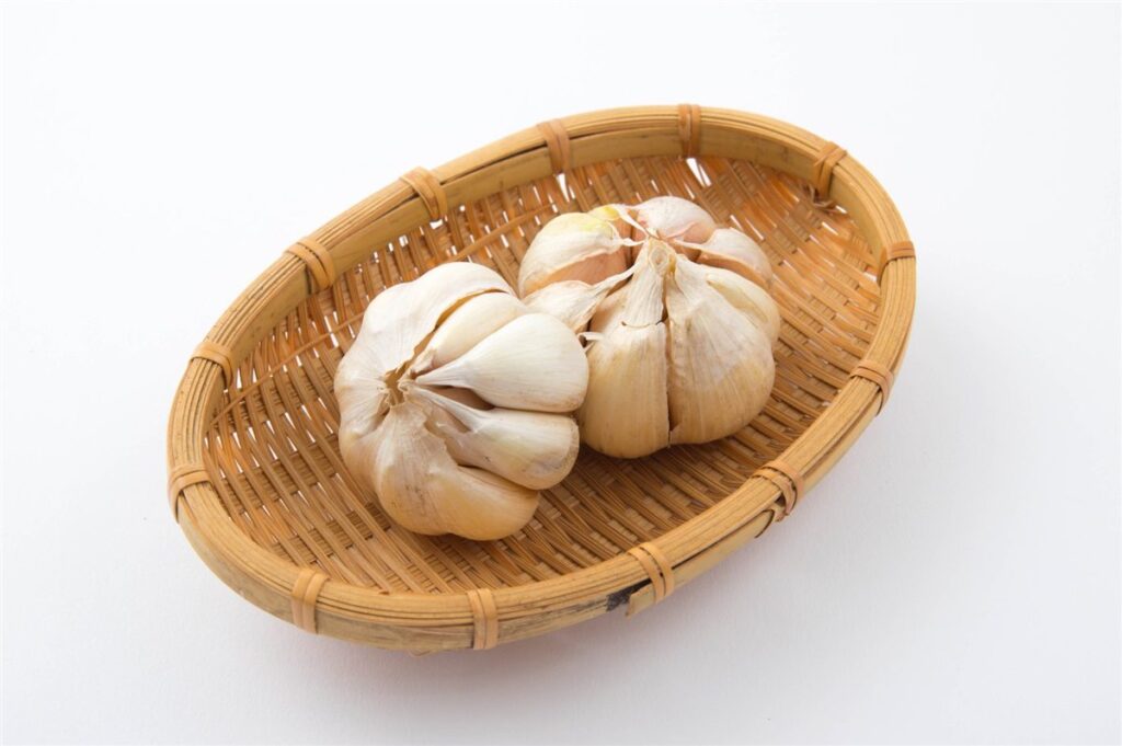ざるにのせたにんにく2玉