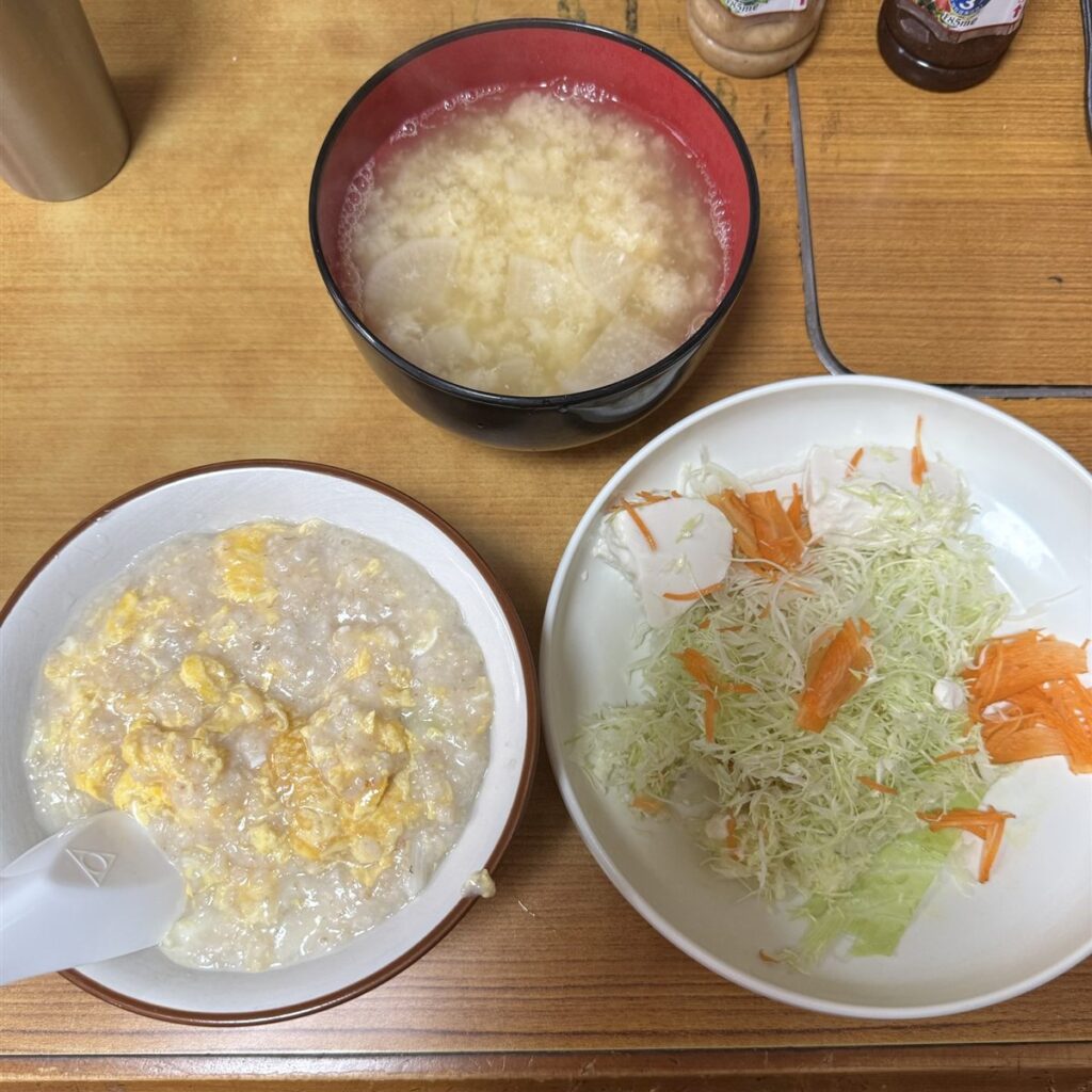 オートミールと卵の朝ごはん、大根と卵の味噌汁、キャベツとにんじんのサラダ