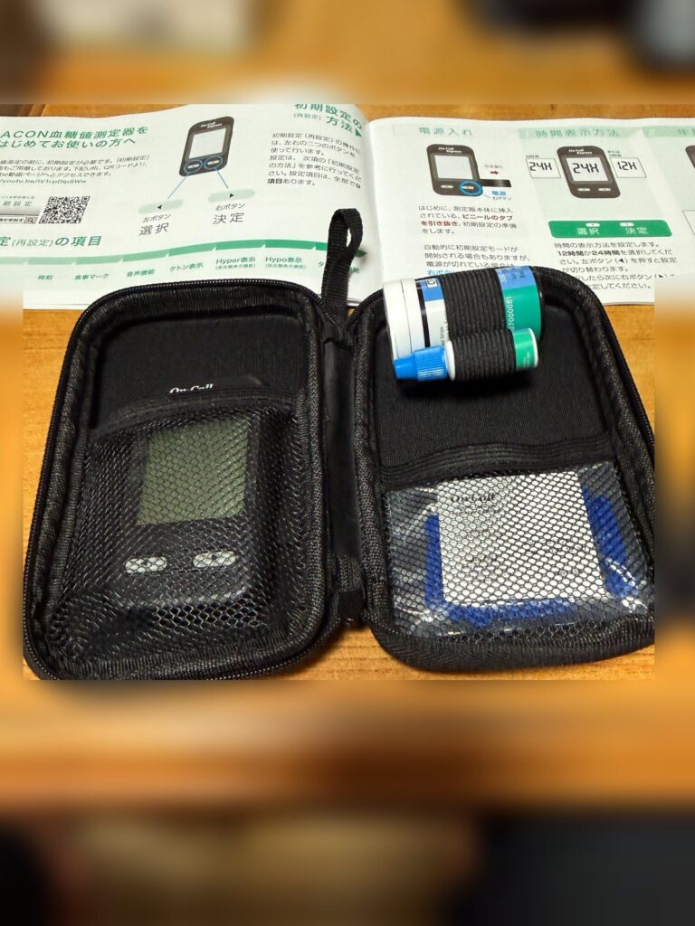 ケースの中に入った測定器本体、試験紙、穿刺器具