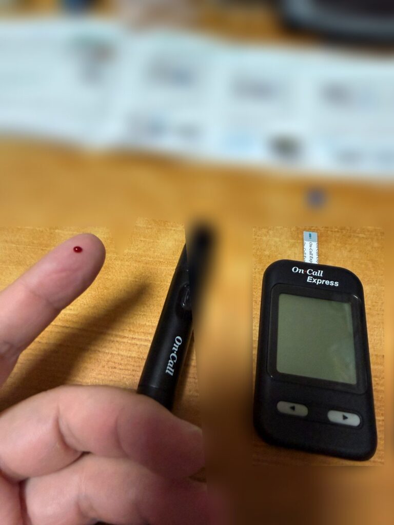 穿刺器具で指先に血を出し、測定器に試験紙をセットしたところ