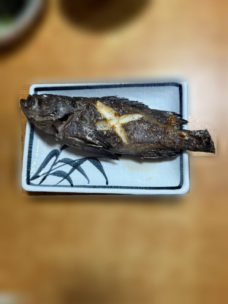 皿に盛りつけたメバルの塩焼き