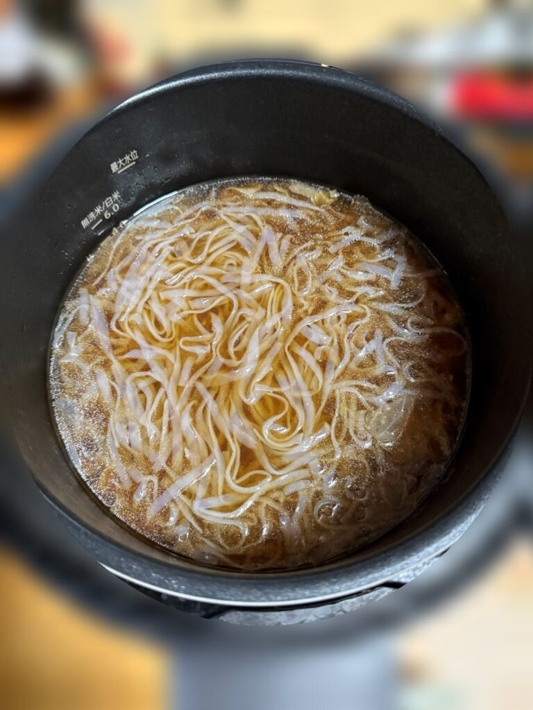寄せ鍋のスープにつるっとヘルシー麺を入れたシメ