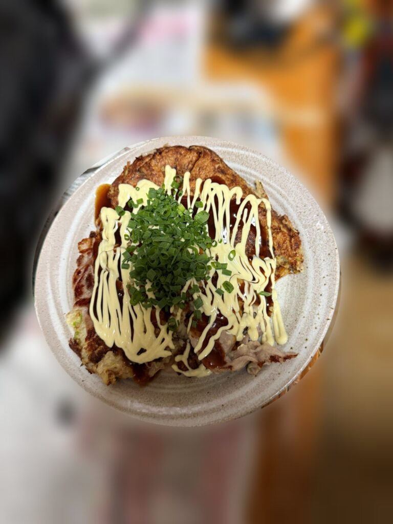 ソースとマヨネーズ、ネギをのせて完成したオートミールのお好み焼き