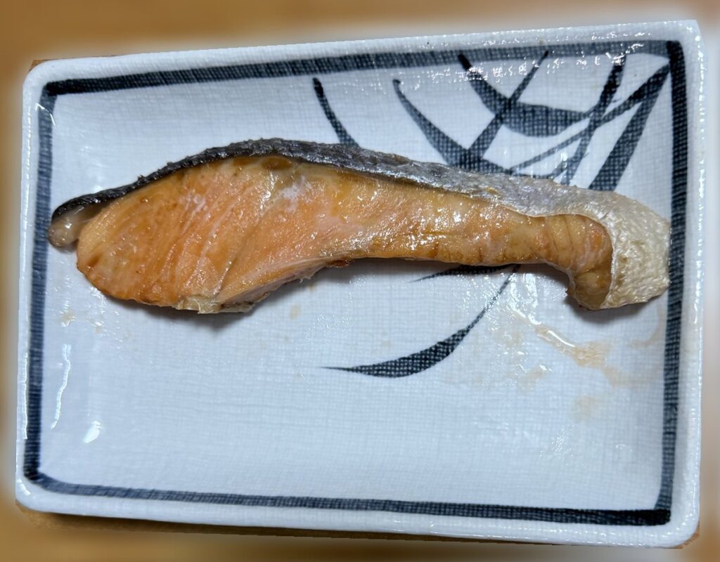 ノンフライヤーで焼いた鮭の切り身を皿に盛りつけたところ